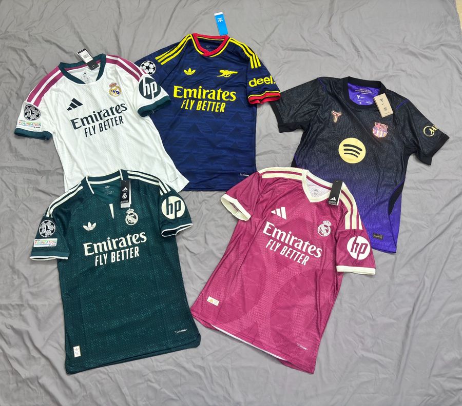 Collection de cinq maillots